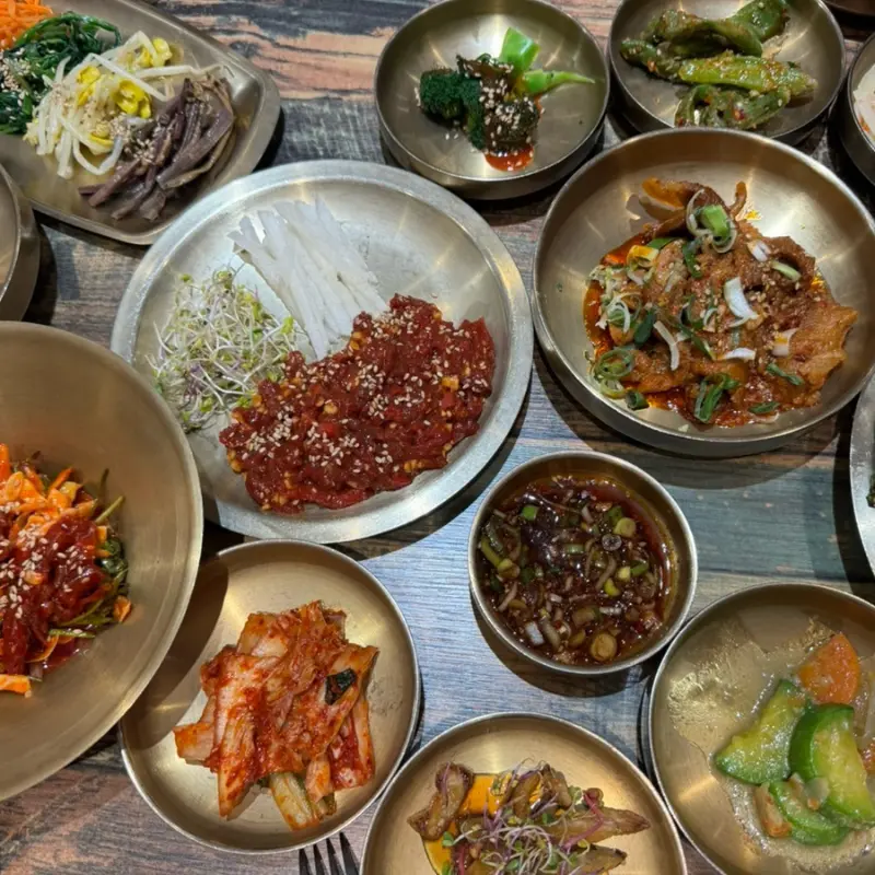 다양한 종류의 반찬들