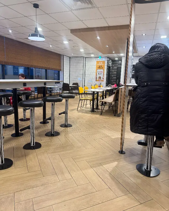 깔끔하게 정돈된 테이블과 의자