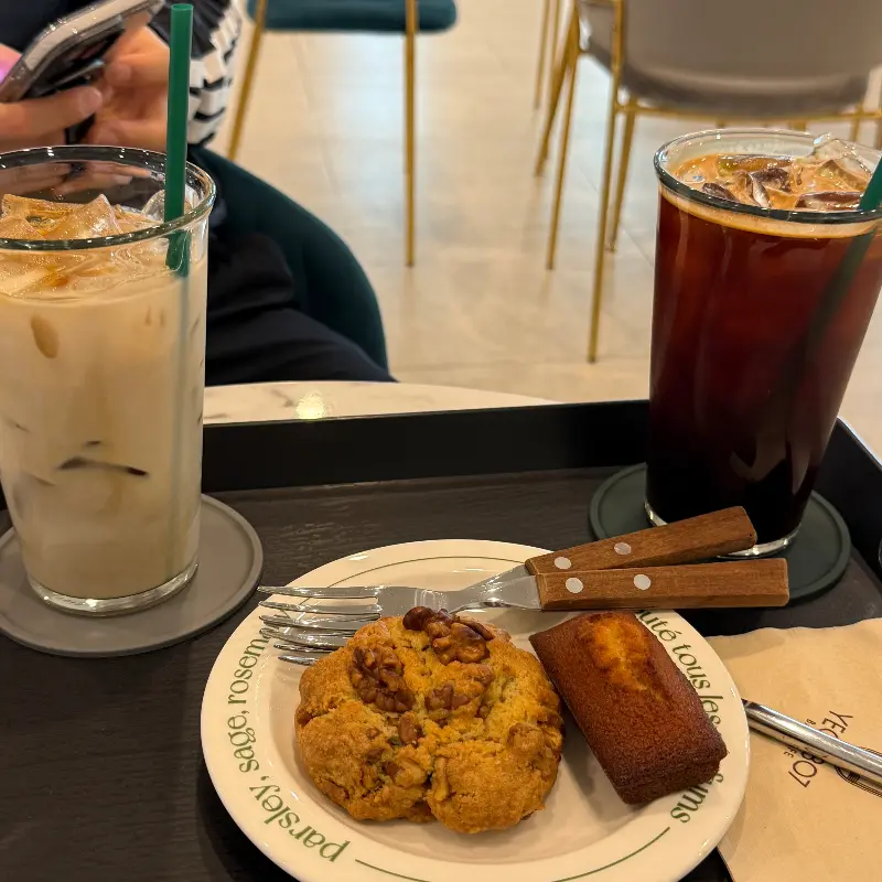 아이스 아메리카노와 디저트