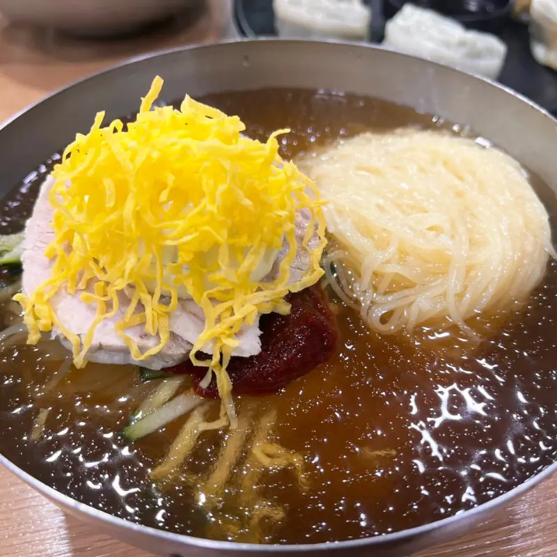 수북하게 쌓인 계란 고명이 인상적인 물밀면