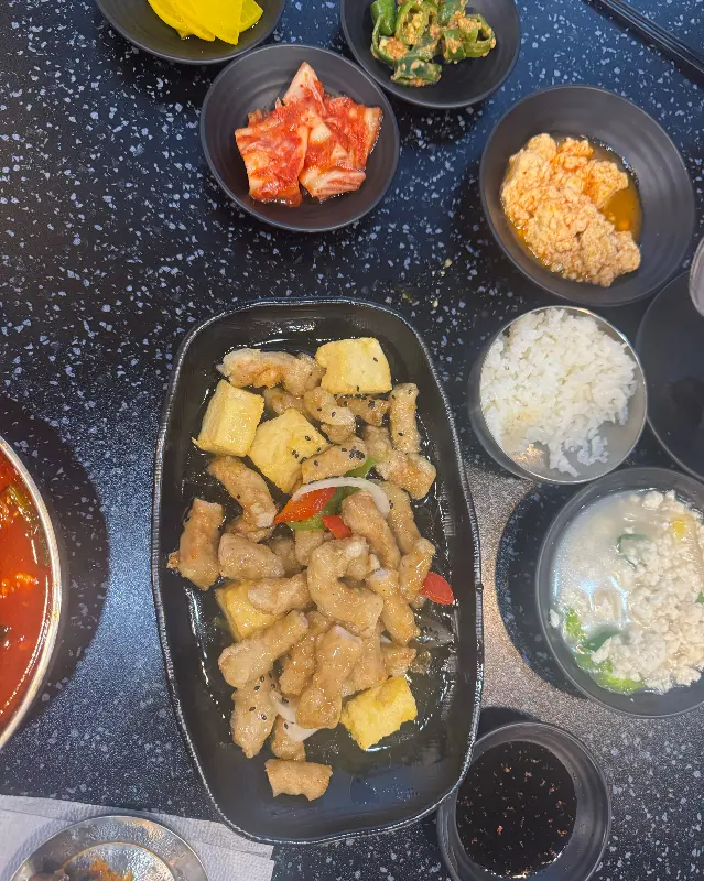 다채로운 맛과 식감을 자랑하는 푸짐한 한 상 차림