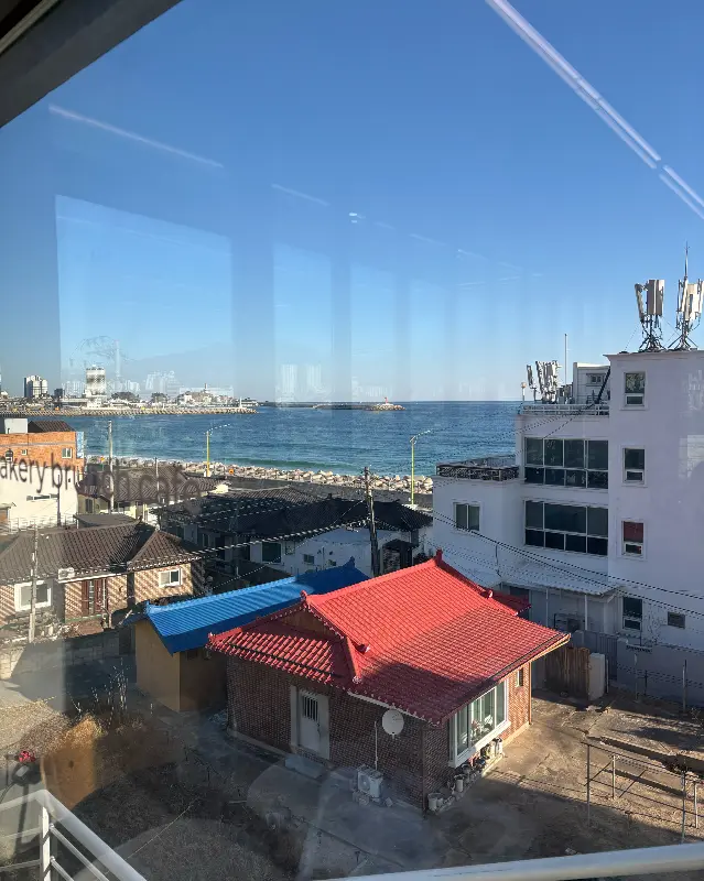 카페에서 바라본 바다 풍경