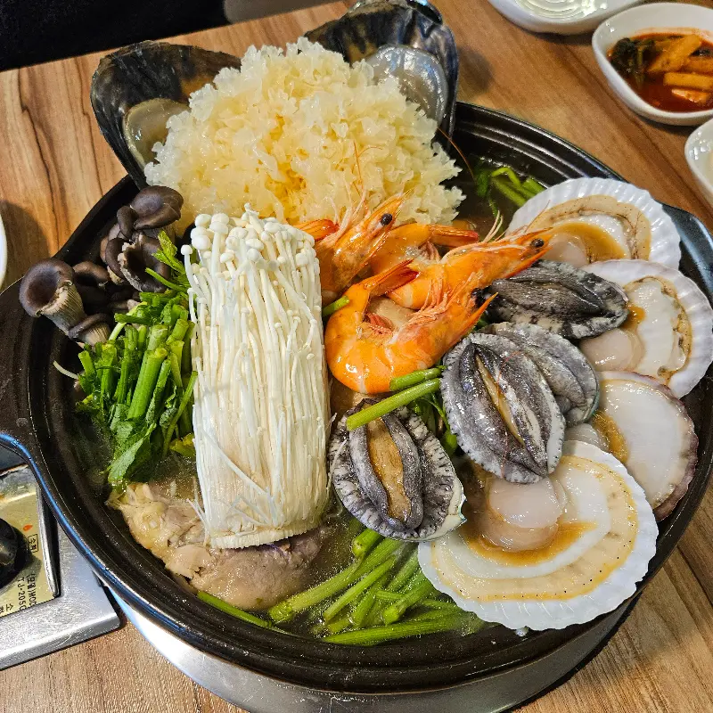 푸짐한 해산물이 인상적인 해신탕