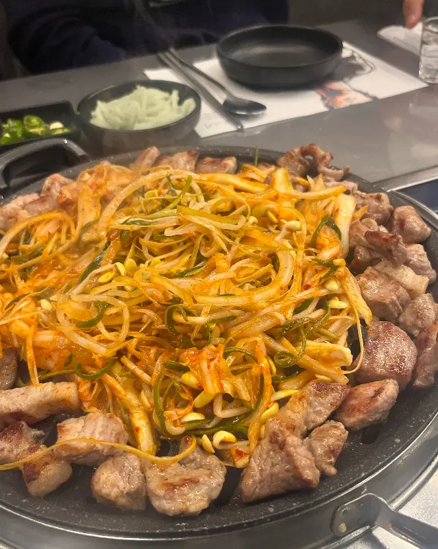 뒷고기와 환상적인 조화를 이루는 파채와 양파