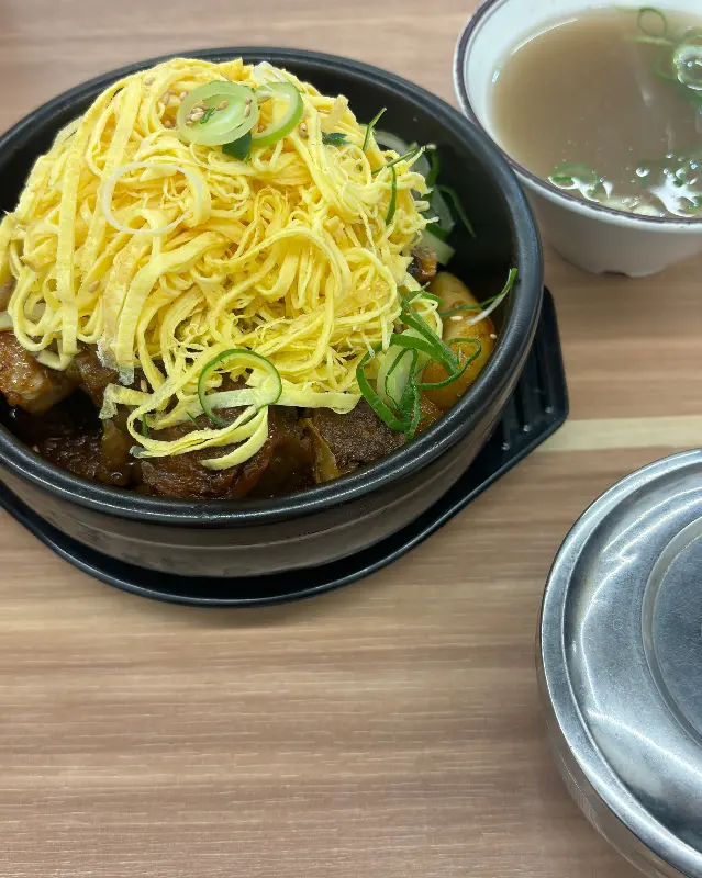 계란 지단이 듬뿍 올려진 갈비찜