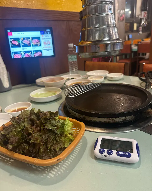 깔끔하게 정돈된 테이블 세팅