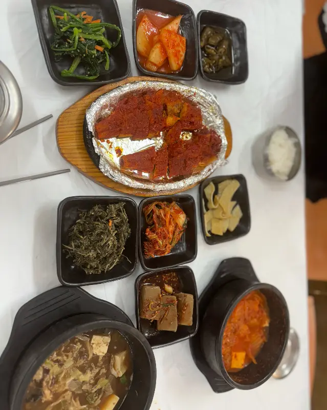 한상 가득 차려진 음식