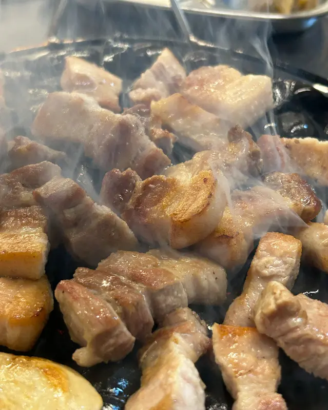 자갈 위에서 익어가는 삼겹살