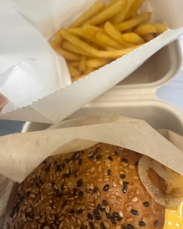 포장된 햄버거와 감자튀김