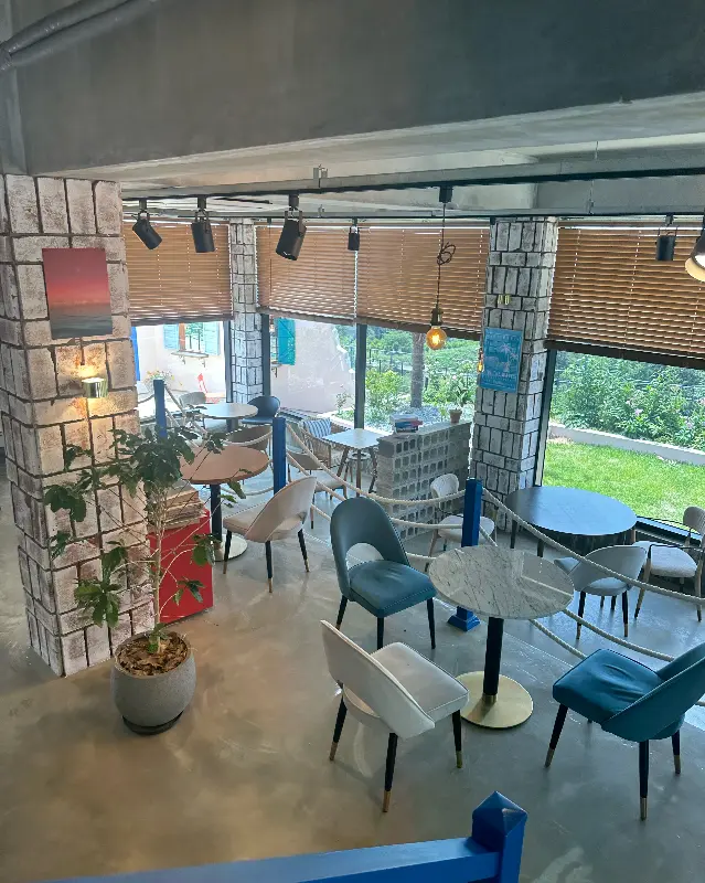 카페 내부 인테리어