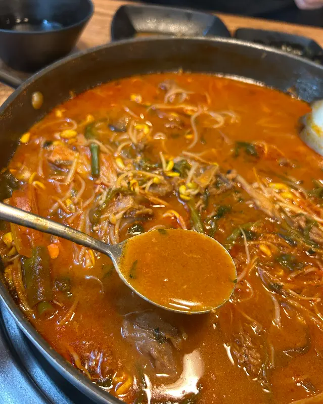 국물이 자작하게 끓고 있는 물갈비