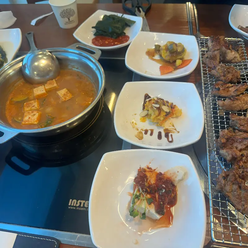 다채로운 밑반찬들