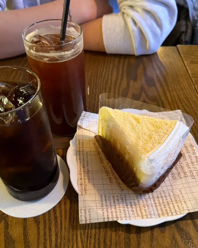 케이크와 아이스 아메리카노