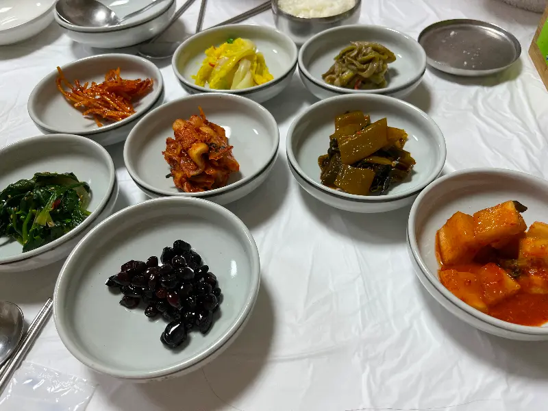 다양하고 푸짐한 밑반찬