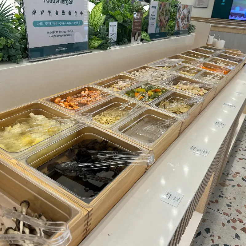 다양한 샐러드바 메뉴