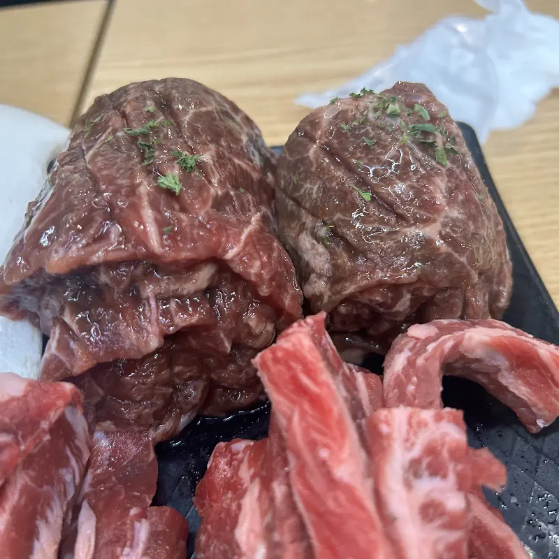 윤기가 흐르는 신선한 소갈비살