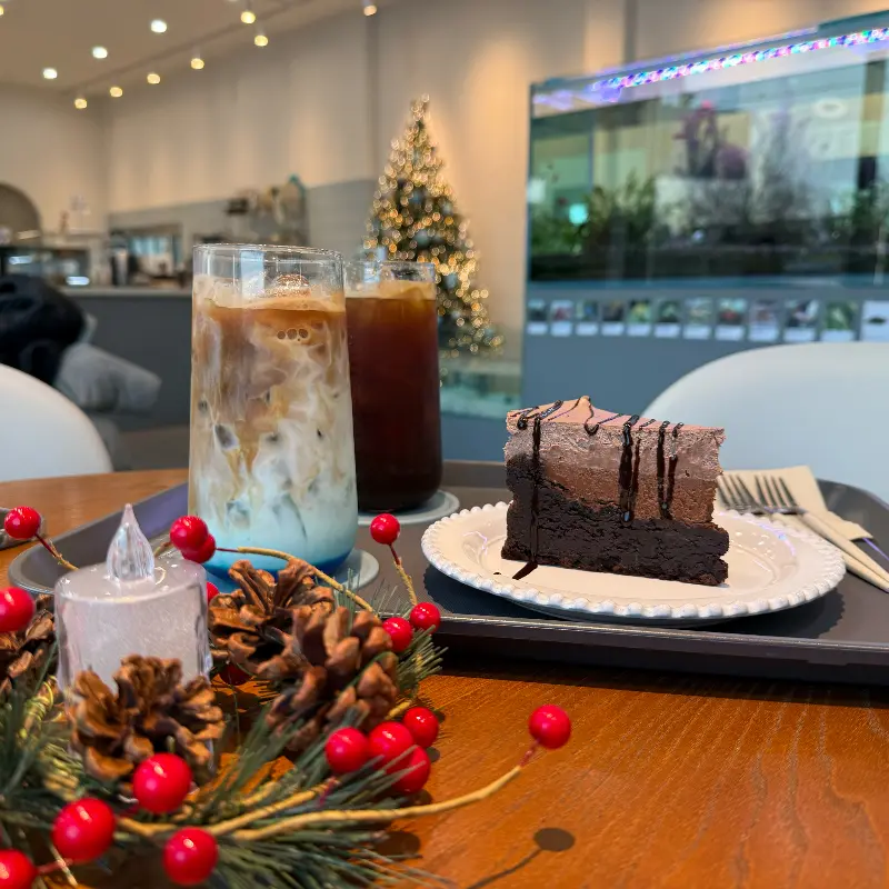 바다 크림 라떼와 디저트가 함께 놓여있는 모습