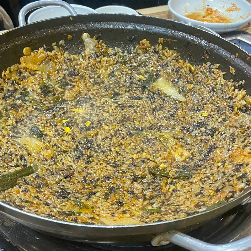 매콤한 족발탕 국물에 볶은 볶음밥