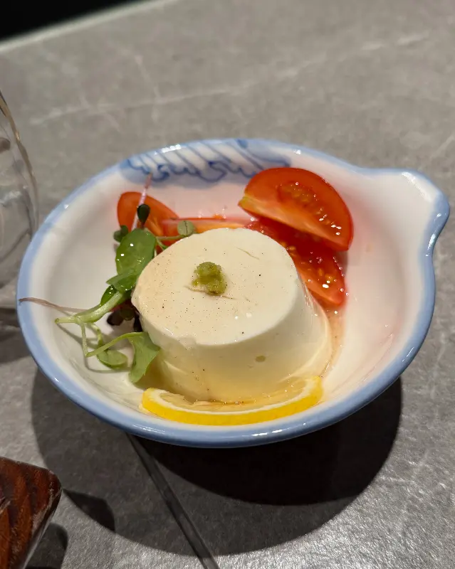 정갈하게 담긴 두부 요리