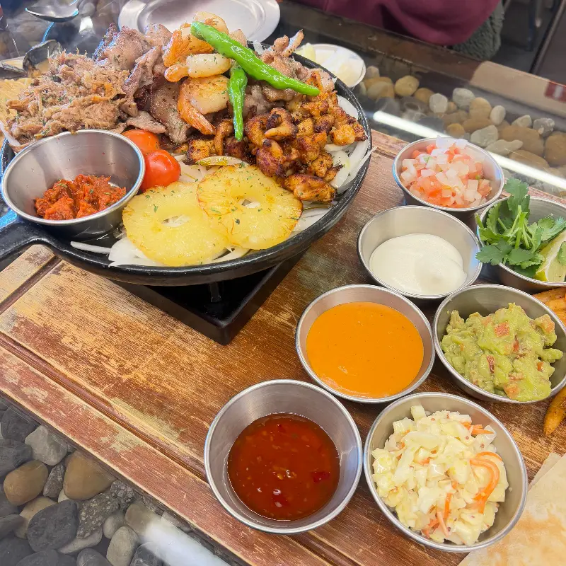 비프 파히타와 다양한 소스