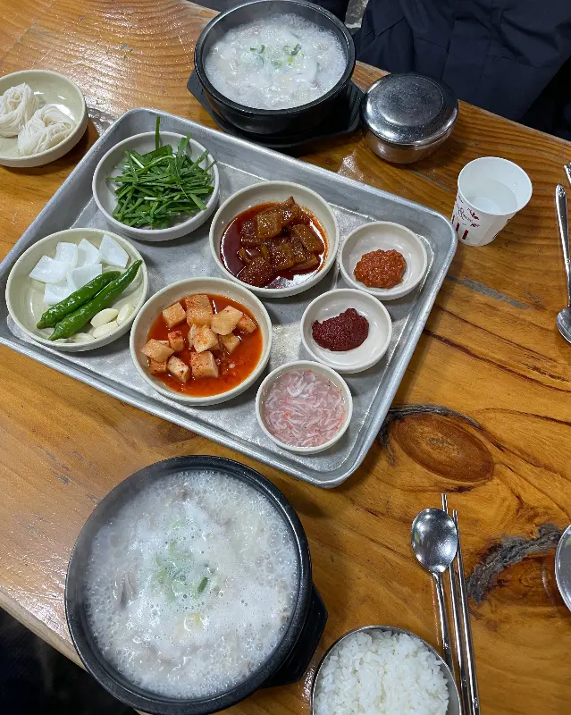 국밥과 함께 제공되는 푸짐한 곁들임 반찬