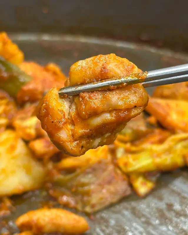 윤기가 흐르는 닭갈비