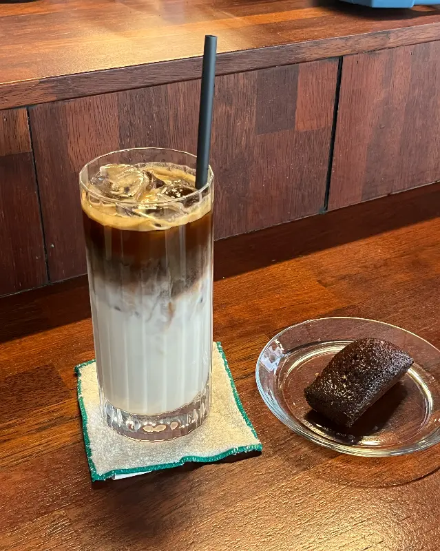 아이스 라떼와 휘낭시에