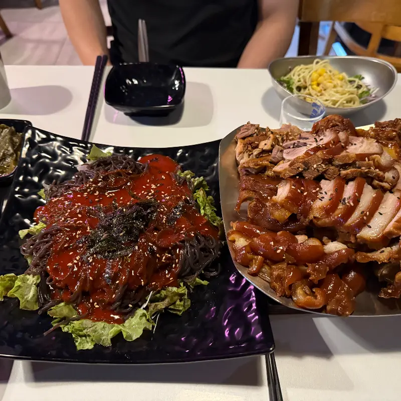 족발과 쟁반국수의 조화