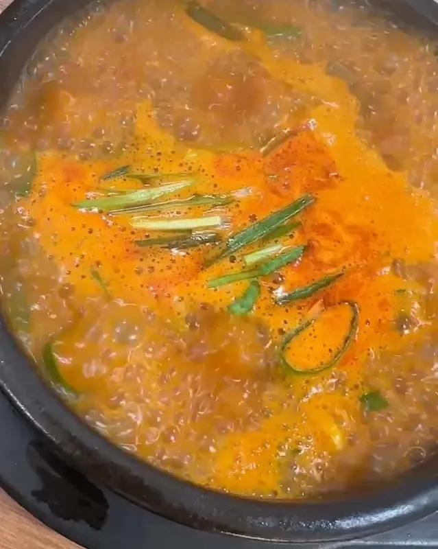 얼큰한 국물이 인상적인 얼큰순대국