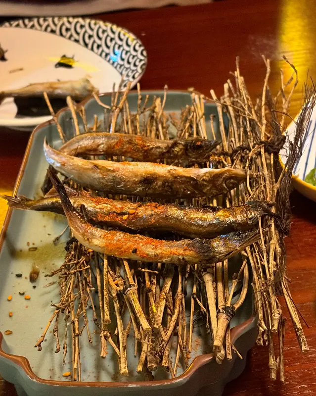 노릇하게 구워진 시사모 구이