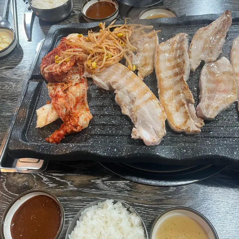 잘 익은 삼겹살과 콩나물