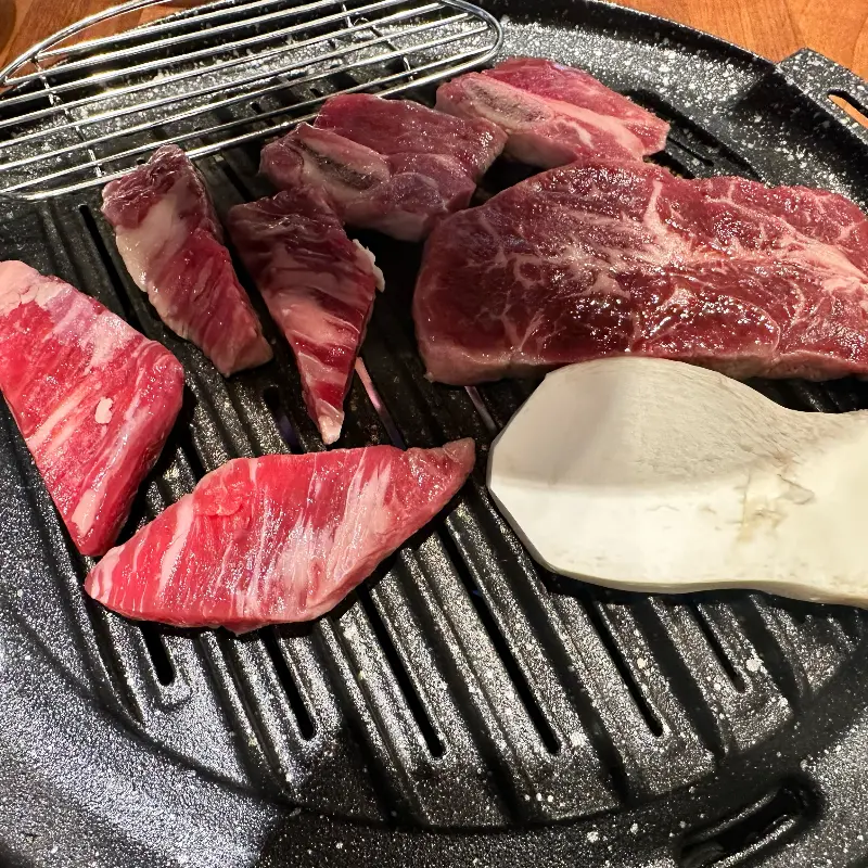 불판 위에 올려진 소고기