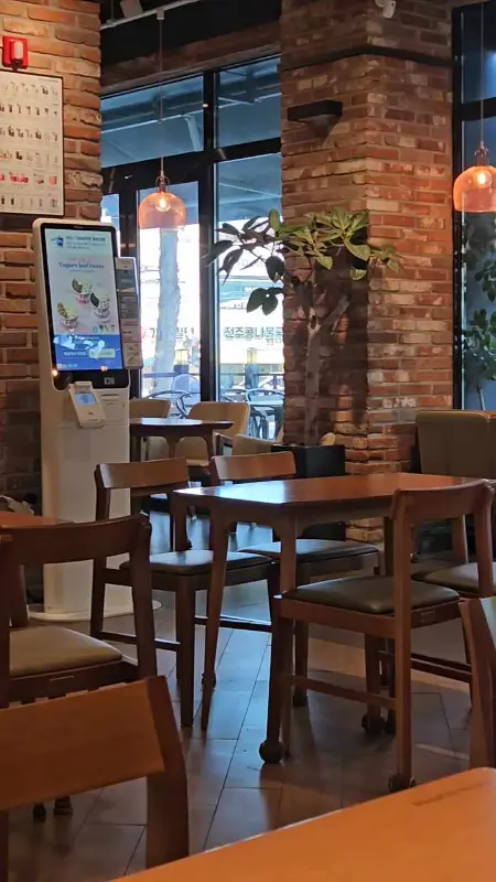 따뜻한 분위기의 이디야 커피 매장