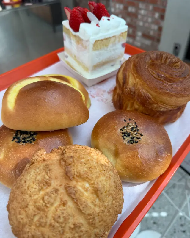 딸기 케이크와 다양한 빵