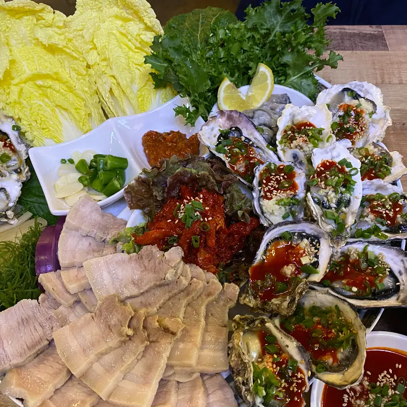 푸짐한 굴보쌈 한 상 차림