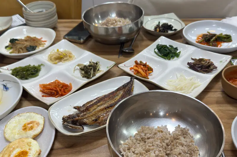 정갈하게 담겨 나온 반찬들