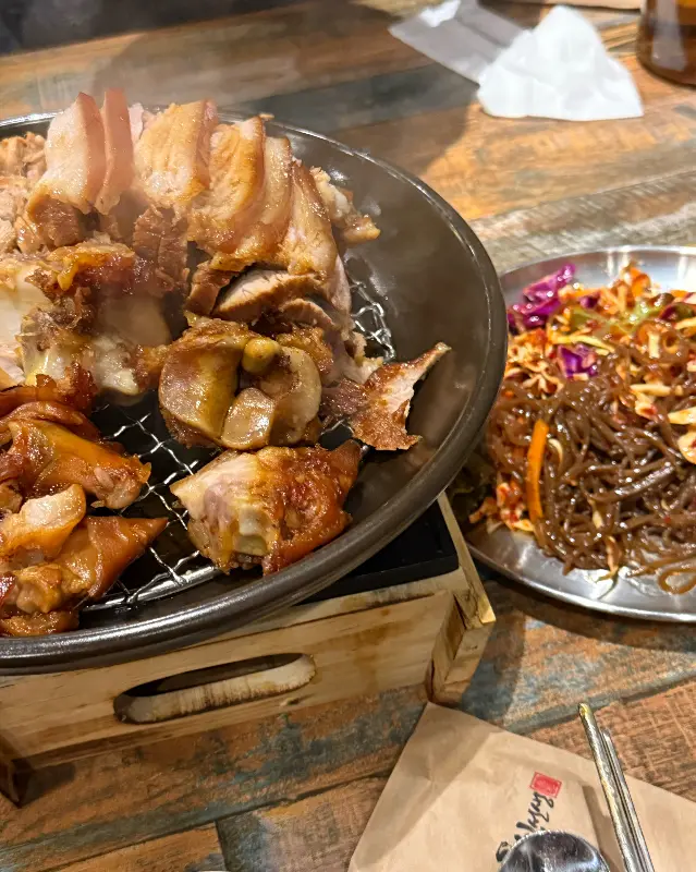 족발과 쟁반국수의 환상적인 조합