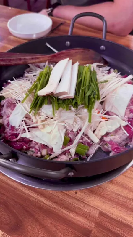 푸짐하게 담긴 오리 불고기의 모습