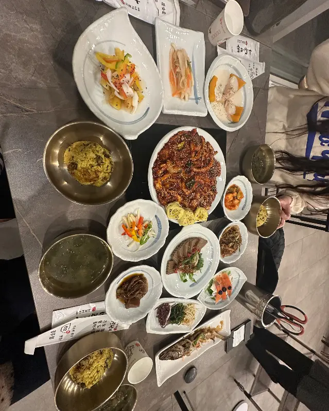 항공샷으로 찍은 한 상 차림