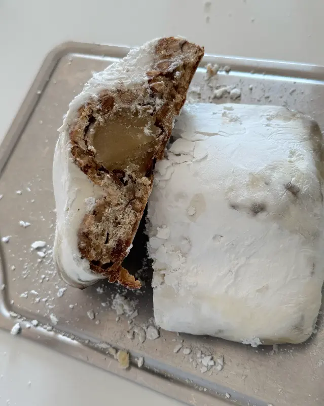 하얀 슈가파우더가 덮인 슈톨렌의 단면