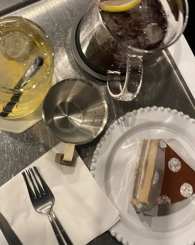 테이블 위에 놓인 케이크와 음료