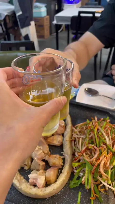 맥주와 함께 곱창을 즐기는 모습