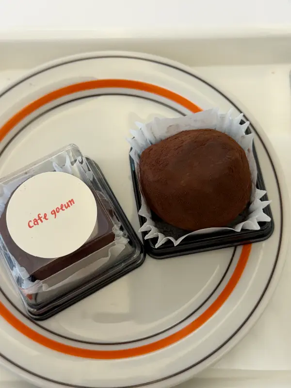 접시에 담긴 두 종류의 디저트