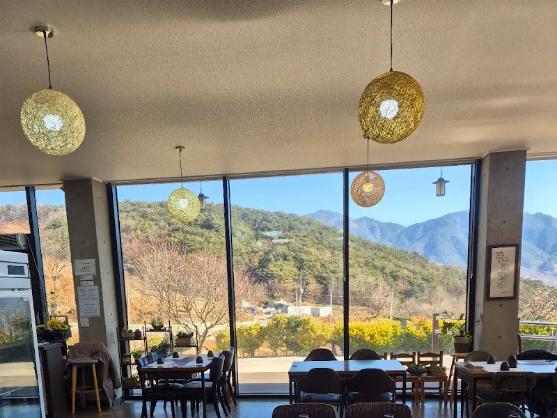 통창으로 하동의 산과 들이 보이는 고소애감 내부