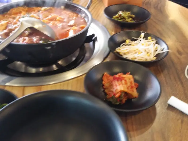 테이블 위에 놓인 김치찌개