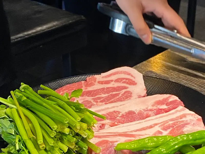 고기와 꽈리고추가 담긴 접시