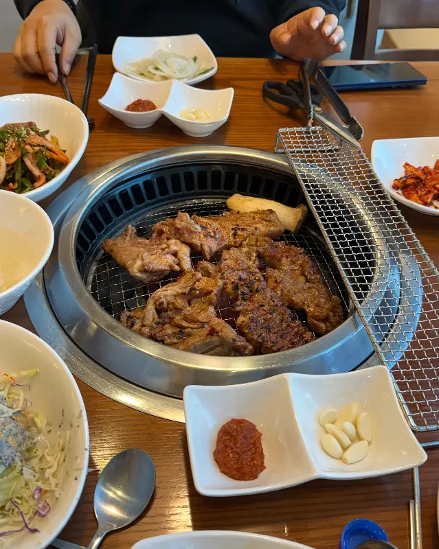 돼지갈비 한 상 차림