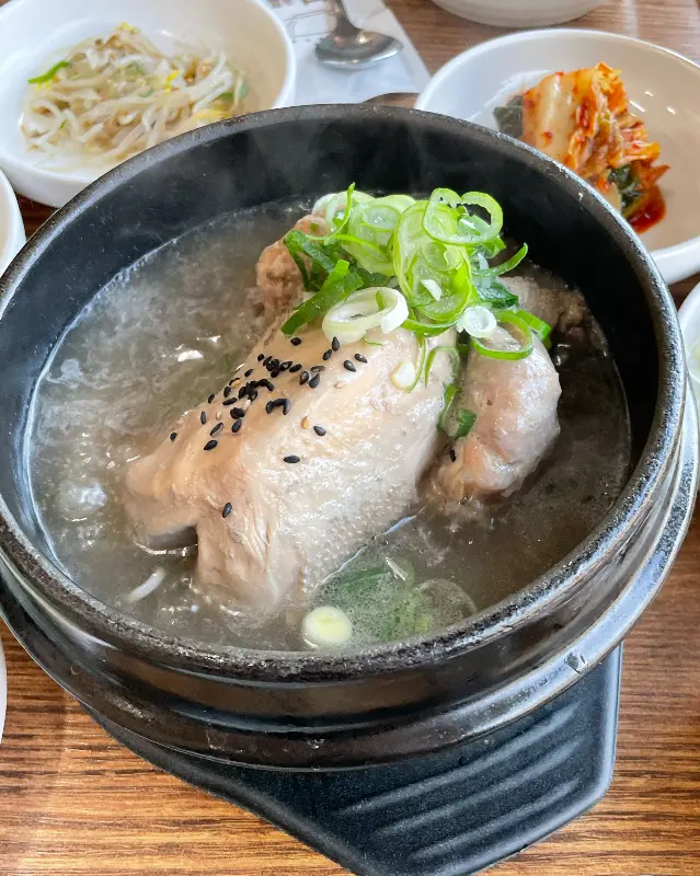 진한 국물이 일품인 한방 삼계탕