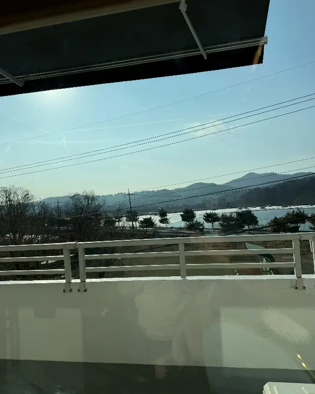 창밖으로 보이는 호수 뷰