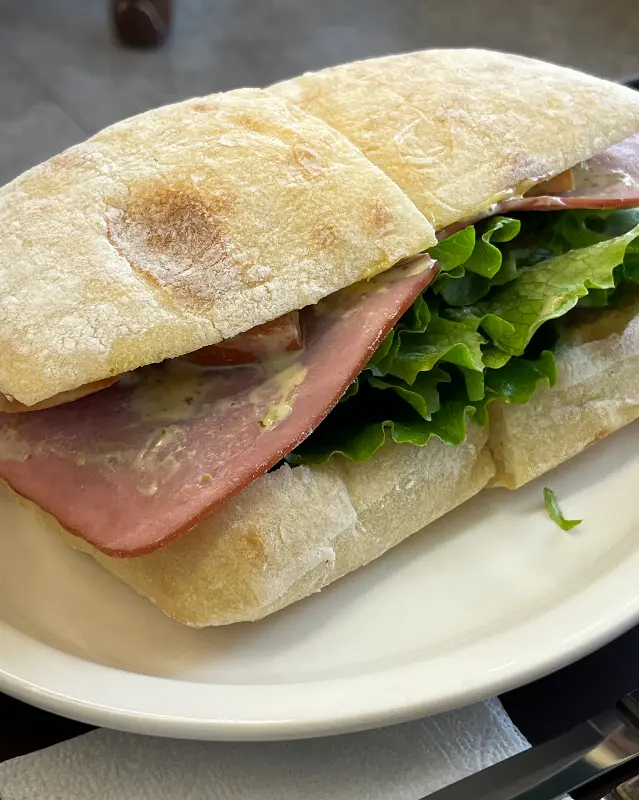 신선한 재료가 가득 들어간 치아바타 샌드위치의 모습